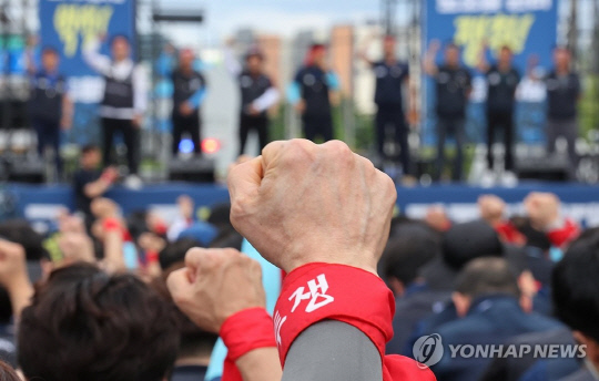 투쟁을 외치는 금속노조 총파업 참가자들. 연합뉴스